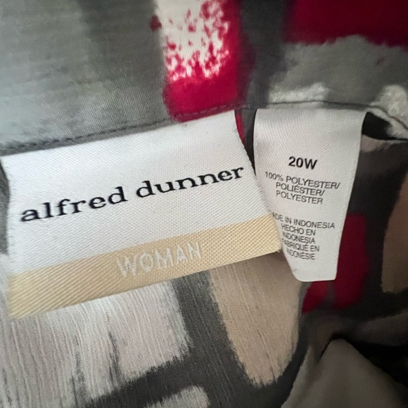 5/$15 Geometric Print Top. Pit to pit=26.5” - Picture 4 of 5